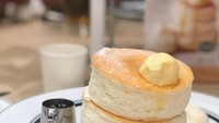 Fluffy pancake, kata @eatwithme.freeme di keterangan foto. Meski sederhana hanya memakai butter dan sirup maple, kelihatannya enak ya! Foto: Instagram