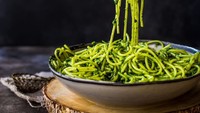 Netizen ini mengolah saus pestonya sendiri. Ia mencampur daun basil dengan daun bayam sehingga menghasilkan saus pesto yang hijau terang dan pastinya lebih bernutrisi. Bisa dicoba nih! Foto : wholesomepatisserie