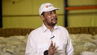 Buwas yang dahulu memiliki perawakan tanpa berewok kini tampil berbeda. Hal ini karena ia baru melaksanakan ibadah haji di Mekah beberapa waktu lalu.