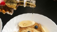 @katharinechan bikin sendiri pancake untuk sarapan. Ia memadukannya dengan sirup maple, potongan pisang dan buah blueberry segar. Foto: Instagram
