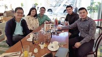 Tuh kan, Hafiz juga dekat dengan seleb kondang tanah air. Lihat saja gayanya saat makan bersama Ruben onsu, Sarwendah, dan tentunya sang kakak ini. Foto: Instagram irwansyah_15
