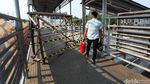 JPO Nyaris Roboh Masih Diperbaiki, Warga Terpaksa Nyebrang di Jalan