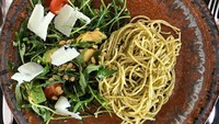 Salad dan pesto spaghetti bisa jadi menu makan siang yang komplit nih. Salad sayuran dengan alpukat dan tomat ceri semakin istimewa dengan tambahan keju parmesan sliced. Foto : instagram @swong
