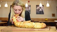 Kate terlihat serius tiap menjalani tantangan makan. Roti dengan daging panggang seberat 2,5 kg ini coba ia habiskan. Foto: Instagram kate.ovens