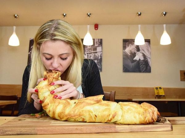 Yuk! Kenalan Sama Jawara Makan Seksi dari Inggris, Kate Ovens