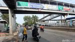JPO Nyaris Roboh Masih Diperbaiki, Warga Terpaksa Nyebrang di Jalan