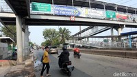 Warga terpaksa menyeberang lewat jalan karena JPO rusak.