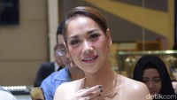 Selain itu BCL juga memamerkan perhiasan saat menghadiri acara tersebut. Pool/Ismail/detikFoto.