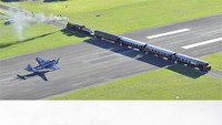Entah apa yang tengah dipikirkan oleh pembuatnya. Yang jelas, jalur kereta di Gisborne, Selandia Baru punya risiko tinggi karena bersinggungan dengan landasan pacu pesawat. Istimewa/oddee.com.