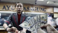 Dolar AS terus menekan mata uang rupiah.
