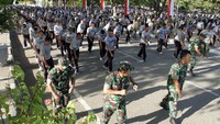 Sejumlah prajurit TNI mengikuti latihan Tari Gemu Famire di lapangan Blang Padang, Banda Aceh, Kamis (30/8/2018). Latihan itu digelar sebagai persiapan untuk memecahkan rekor MURI dalam rangka perayaan HUT TNI ke-73. Antara Foto/Ampelsa.