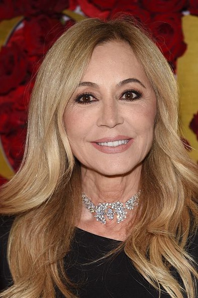 Pecinta dunia kecantikan terutama makeup pasti sudah mengenal brand Anastasia Beverly Hills. Merek kosmetik yang terkenal dengan produk alisnya ini dirintis oleh seorang wanita kelahiran Romania, Anastasia Soare. Berkat bisnis pomade alis, kini ia duduk di peringkat 21 dalam daftar wanita terkaya di Amerika Serikat. DIlansir Forbes, kekayaan bersihnya mencapai $1 miliar atau Rp 14 triliunan.  Foto: Getty Images