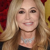 Pecinta dunia kecantikan terutama makeup pasti sudah mengenal brand Anastasia Beverly Hills. Merek kosmetik yang terkenal dengan produk alisnya ini dirintis oleh seorang wanita kelahiran Romania, Anastasia Soare. Berkat bisnis pomade alis, kini ia duduk di peringkat 21 dalam daftar wanita terkaya di Amerika Serikat. DIlansir Forbes, kekayaan bersihnya mencapai $1 miliar atau Rp 14 triliunan.  Foto: Getty Images