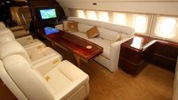 Harganya mencapai US$ 100 juta atau setara Rp 1,4 triliun dengan kurs Rp 14,930. Bukan hanya tampak nyentrik dan menarik. Jet ini juga memiliki interior yang mewah, seperti tempat duduk kulit berwarna krem dan meja dan lemari mewah. Istimewa/lovemoney.com.