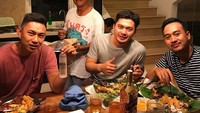 Makan nasi Padang bungkus di malam hari emang paling enak. Masih beralaskan daun pisang, Hafiz dan dua orang temannya terlihat menikmati menu makan malamnya masing-masing. Foto: Instagram edwinabeng  