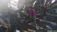 Para pedagang tampak sibuk membersihkan puing-puing kiosnya yang terbakar. Mereka mencari barang-barang yang masih bisa terselamatkan.