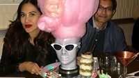 Diah kini tinggal di Los Angeles, Amerika Serikat. Bersama suaminya, ia menikmati cotton candy jumbo. Wih, makannya gimana ya? Foto: Instagram diahpermatasari_d_p_s
