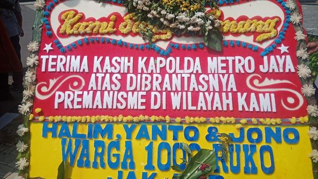 Karangan bunga di Gedung Promoter Polda Metro Jaya