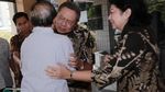 Foto: Pelukan Hangat SBY untuk Habibie di RSPAD