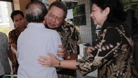 Keakraban keduanya juga terlihat saat SBY memeluk Presiden ke-3 RI itu (Foto: Dok. Abror Rizki)