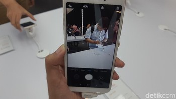 Penerus Redmi 5A ini memiliki baterai dengan kapasitas 3.000 mAh. Sistem operasinya juga menggunakan Android Oreo 8.1 dengan pilihan warna Black, Gold, dan Blue. (Foto: detikINET/Virgina Maulita Putri)