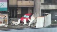 Televisi lokal Jepang, TBS, melaporkan sejauh ini enam orang tewas dalam berbagai insiden yang dipicu topan Jebi. Sedangkan televisi nasional Jepang, NHK, melaporkan bahwa lebih dari 90 orang lainnya mengalami luka-luka. Foto: TWITTER/@SAKURA9208/via REUTERS