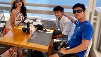 Nama Diah Permatasari melejit usai dirinya bermain di Si Manis Jembatan Ancol. Kini ia fokus mengurus dua anak laki-laki yang beranjak remaja. Ketiganya kompak makan di Santorini. Foto: Instagram diahpermatasari_d_p_s