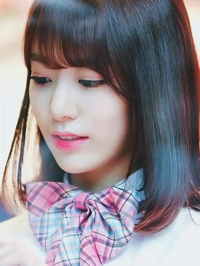 Artis cantik ini bernama Sakura Miyawaki. Dia merupakan anggota grup perempuan idola Jepang HKT48 dan AKB48. Foto: Instagram