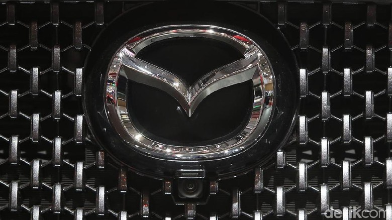 Logo Mazda Foto: Ari Saputra Logo Mazda Foto: Ari Saputra
