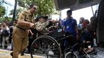 Anies Resmikan Jalur Khusus Disabilitas di Halte TransJ Bank Indonesia