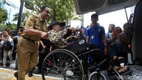 Penyandang disabilitas nanti bisa naik ke halte melalui ramp (tanpa tangga).