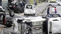 Topan Jebi ini membuat lempengan logam berterbangan dan mobil-mobil terguling. Foto: Kyodo/via REUTERS