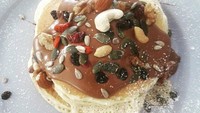 Gimana dengan pancake @greekfoodguide ini? Tumpukan pancake dipadukan saus cokelat dan kacang-kacangan seperti pistachio, kenari hingga mete. Foto: Instagram