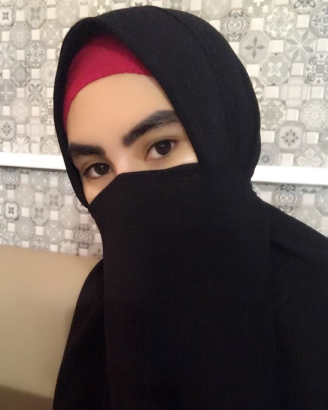 Tak hanya hijab syari, ia pun sesekali memakai cadar. Kartika Putri bahkan sempat viral ketika mendapatkan perlakuan yang kurang mengenakan di bandara karena memakai cadar. Foto: Instagram/KartikaPutriWorld