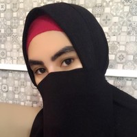 Tak hanya hijab syari, ia pun sesekali memakai cadar. Kartika Putri bahkan sempat viral ketika mendapatkan perlakuan yang kurang mengenakan di bandara karena memakai cadar. Foto: Instagram/KartikaPutriWorld