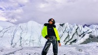 Mau menikmati salju seperti Jourdan? Kamu bisa jalan-jalan ke Matanuska Glacier di Alaska. (jourdandunn/Instagram)