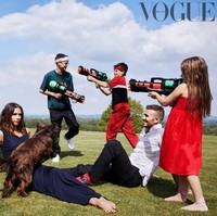 Begini keseruan keluarga Beckham saat dipotret oleh fotografer kenamaan, Mikael Jansson. Keempat anak Beckham asyik bermain pistol air, dengan Beckham yang tampak bahagia melihat aksi mereka. Hanya Victoria yang fokus melihat kamera dengan ekspresi galak khasnya. (Foto: Dok. British Vogue)