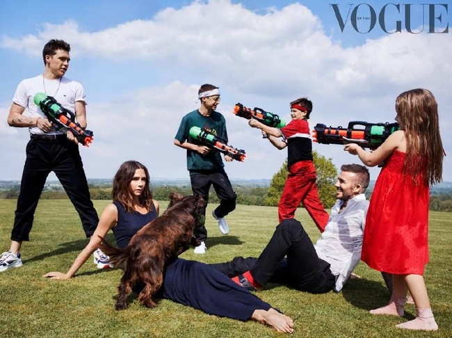 Begini keseruan keluarga Beckham saat dipotret oleh fotografer kenamaan, Mikael Jansson. Keempat anak Beckham asyik bermain pistol air, dengan Beckham yang tampak bahagia melihat aksi mereka. Hanya Victoria yang fokus melihat kamera dengan ekspresi galak khasnya. (Foto: Dok. British Vogue)