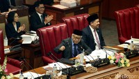 Para anggota DPR mengkritik pemerintah soal nilai tukar dolar Amerika Serikat yang terus menguat terhadap pemerintah.