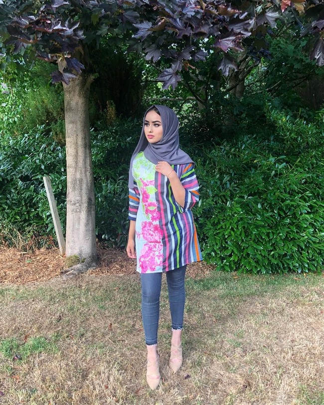 Terkadang, ia pun memakai pashmina atau shawl tanpa peniti. Namun, rambut bagian depan dan telinganya masih sering terekspos. Foto: Instagram/Sara_iftekhar