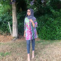 Terkadang, ia pun memakai pashmina atau shawl tanpa peniti. Namun, rambut bagian depan dan telinganya masih sering terekspos. Foto: Instagram/Sara_iftekhar