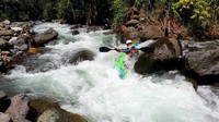 Mapala UI dalam Ekspedisi Bumi Cenderawasih mengarungi bagian atas atau kawasan hulu hingga bagian tengah Sungai Prafi. Bagian ini terbilang ekstrem dan tak ramah bagi pengarung jeram pemula (Dok. Mapala UI)
