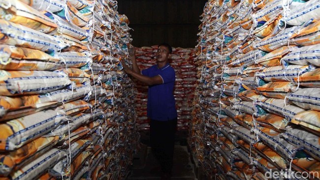 Gudang Bulog Penuh, Bagaimana Nasib Impor 2 Juta Ton Beras?