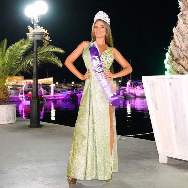 Ada sebuah kontes kecantikan yang bikin geleng-geleng kepala. Adalah Miss Silicone, kontes kecantikan payudara palsu. Dan sudah terpilih pemenang Miss Silicone 2018 yang tentu saja dadanya hasil dari operasi plastik.  Foto: Instagram (@annamariacherneva)