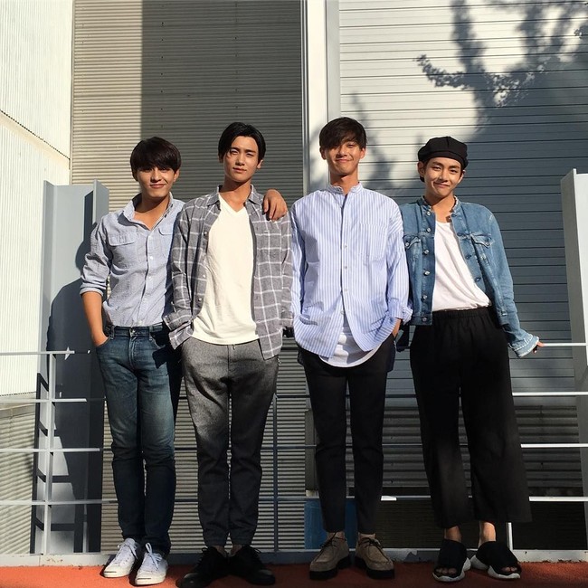 Pria yang punya lebih dari lima juta pengikut di Instagram ini sering memamerkan persahabatannya dengan sejumlah lawan main, seperti Choi Siwon, Park Hyung Sik dan V BTS. Foto: Instagram