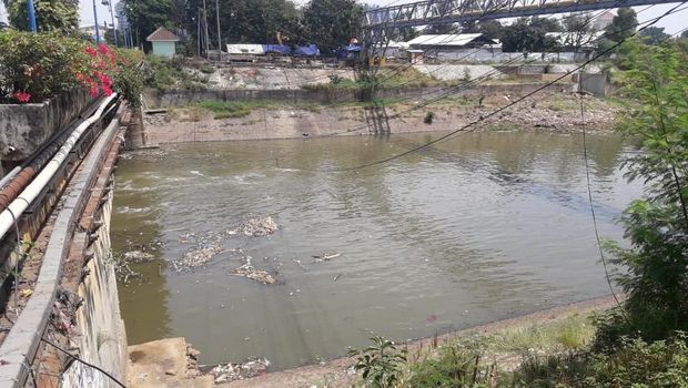 Tidak tampak hamparan busa di Kali Bekasi siang ini