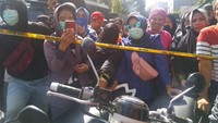 Kerabat korban datang ke Mapolrestabes sejak pagi. Mereka penasaran dengan para pelaku.
