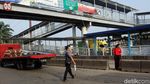 JPO Nyaris Roboh Masih Diperbaiki, Warga Terpaksa Nyebrang di Jalan