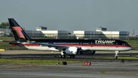 Dari pesawatnya saja siapapun tahu pesawat ini punya Presiden Amerika Serikat Donald Trump. Pesawat jet Boeing 757 ini diberi nama Trump Force One yang dibeli pada tahun 2011. Istimewa/lovemoney.com.