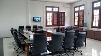 Ruangan-ruangan komisi tampak kosong melompong. Ruangan-ruangan ini adalah hasil rehabilitasi pada 2013 lalu. 